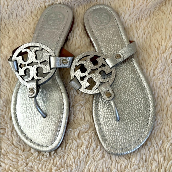 Tory Burch Miller Thong Sandals silver, 7 NWT - Picture 1 of 2